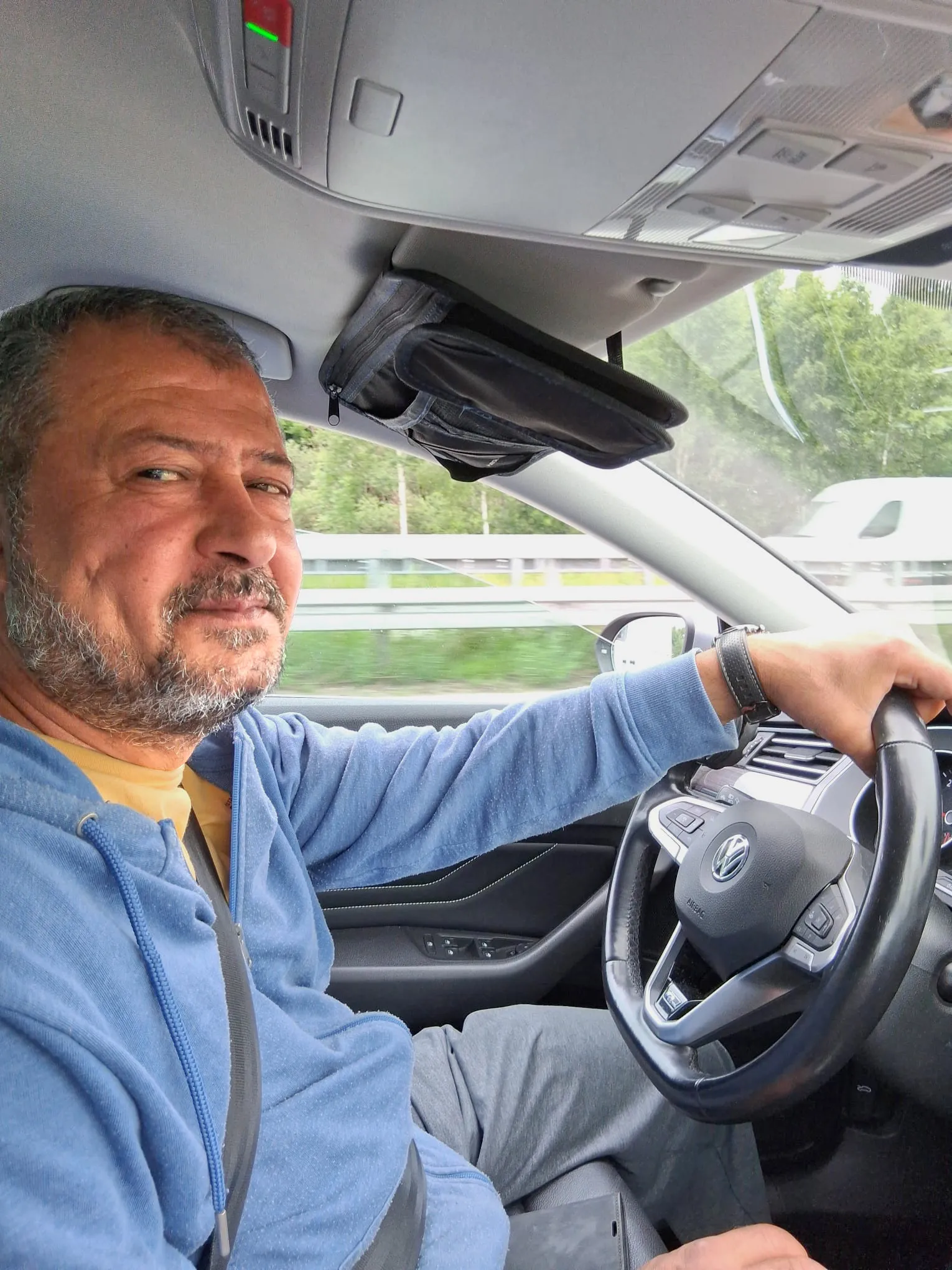 Ayad im Auto von Beifahrerseite fotografiert